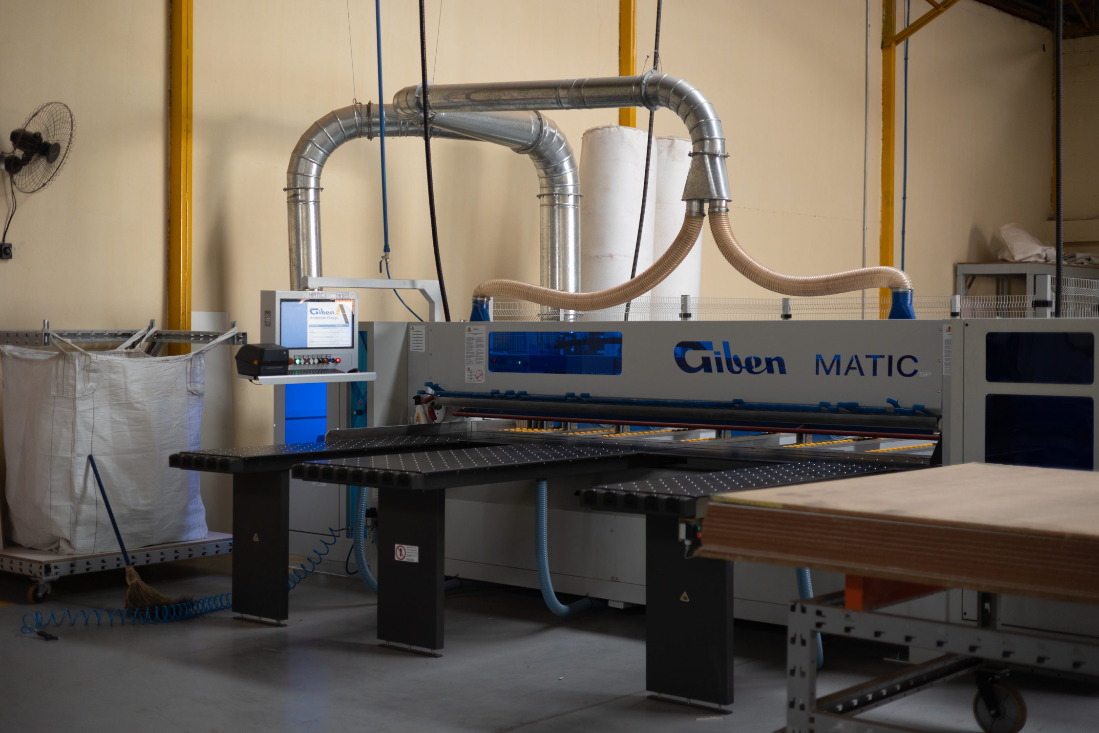 Seccionadora Giben Matic — corte de MDF